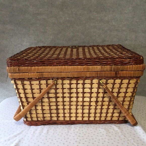 VINTAGE Old School Picnic Basket With Dishes & blue handle silverware EUC - Picture 3 of 10